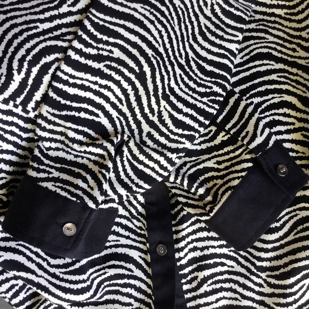 J McLaughlin Black/Cream Print Top - Picture 4 of 8